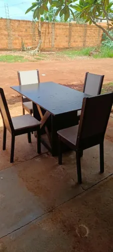 Mesa com 4 cadeiras, usadas