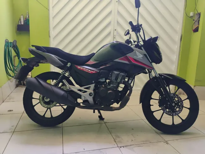 Vendo Titan 2025 único dono 18.mil