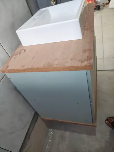 Gabinete de banheiro com cuba de apoio
