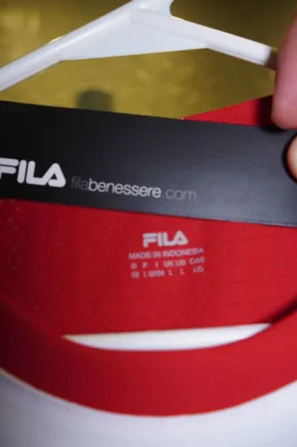 camiseta esportiva fila branco e vermelho