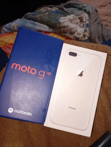iPhone 8 plus e moto g 05s nas caixas 