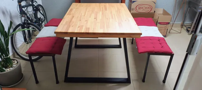 Mesa madeira com dois bancos.