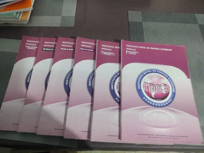 Apostilas de ensino teológico. 