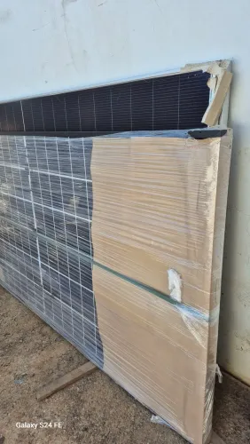 Vendo dois módulos de 620W duas baterias de 240a  e um inversor híbrido de 4000W.
