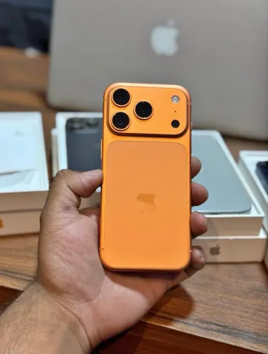 iPhone 14 Pro na carcaça do 17 pro
