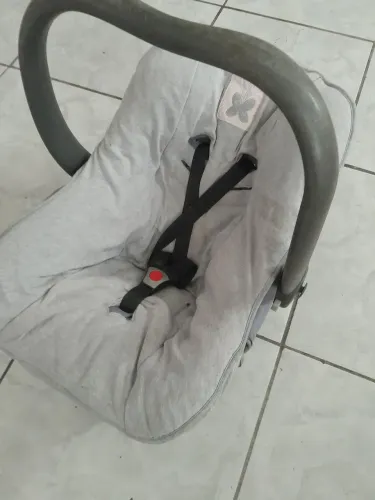 Bebê conforto com capa protetora