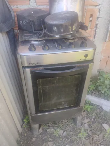 Fogão usado! Só pra quem comprar pra reformar, está funcionando uma boca e o forno