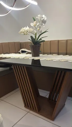Mesa com base madeira e tampo de vidro laqueado