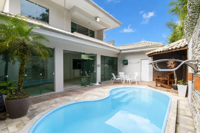 CASA CONDOMÍNIO ARIRIBA 4 QUARTOS E PISCINA