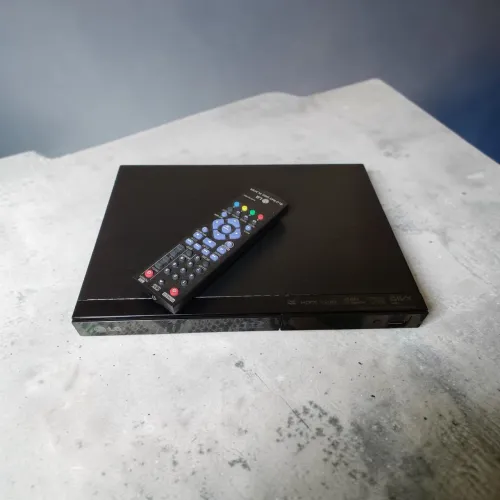Blu-ray LG BP 126, funcionando perfeitamente acompanha fonte e controle