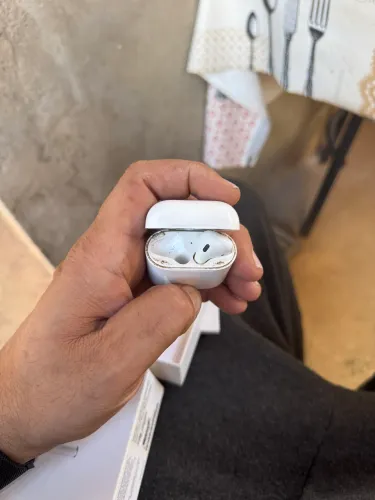 Apple Airpods na caixa (apenas lado direito)