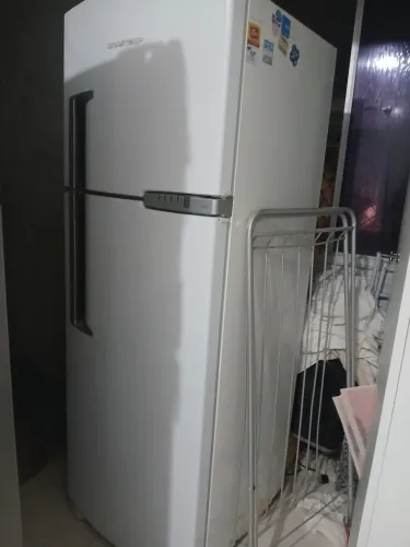 Vendo geladeira Brastemp,  mto conservada,  congelador funcionando bem, embaixo n gela.