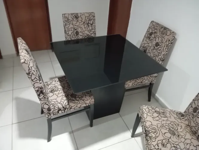 Mesa com 4 cadeiras 
