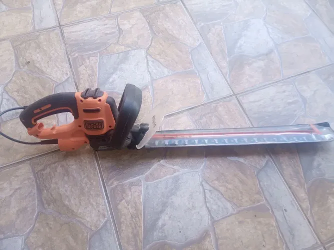 Aparador de Grama e Cerca Viva BLACK+DECKER, modelo BEHTS401-B2