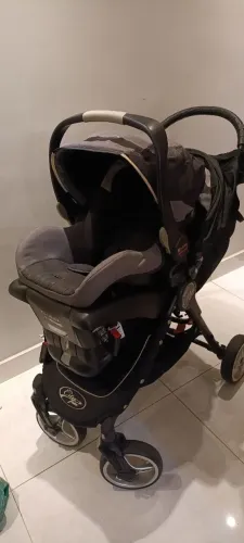 Vendo carrinho de bebê + bebê conforto 