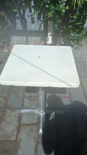 Mesa para bares e restaurantes.