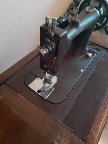 Máquina de costura antiga importada 
