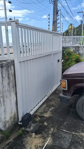 Vendo portão de garagem completo com motor batedor chave e controle zap *