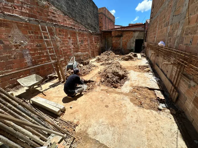 Vendo casa em ponto de bater a laje.