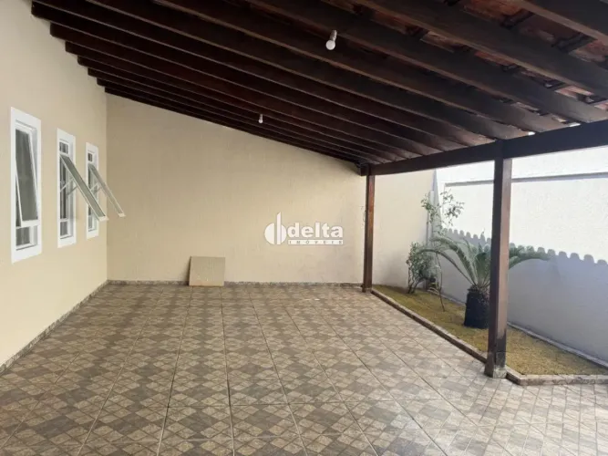 Casa disponível 3 quartos sendo 1 suíte para venda no bairro Cidade Jardim em Uberlândia-M