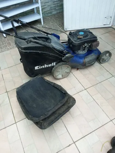 Máquina de cortar grama