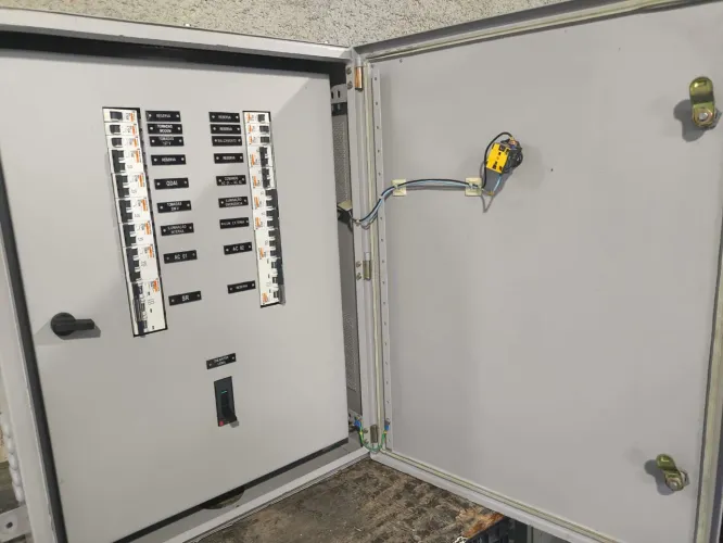 Quadro de Distribuição Elétrico Industrial com Disjuntores 10A, 40A e 80A Montado