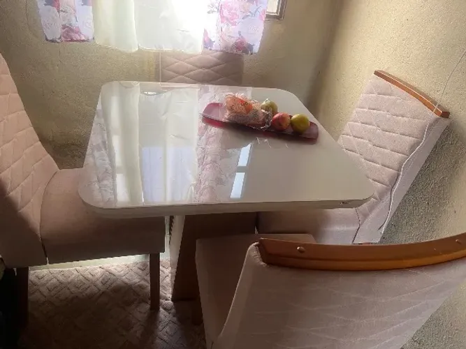 Mesa 4 cadeiras com tampo de vidro