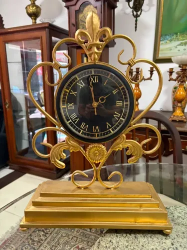 Antigo Relógio de Mesa em Metal Ornamentado dourado.