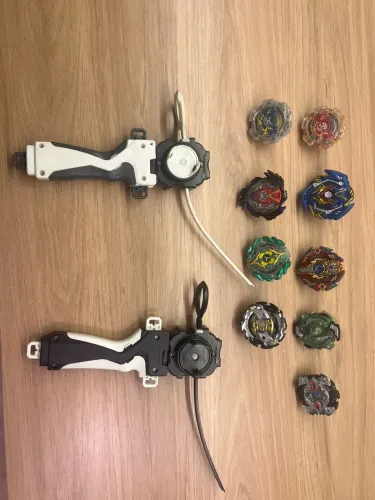 Beyblade - Kit c/ 9 unidades + 2 lançadores