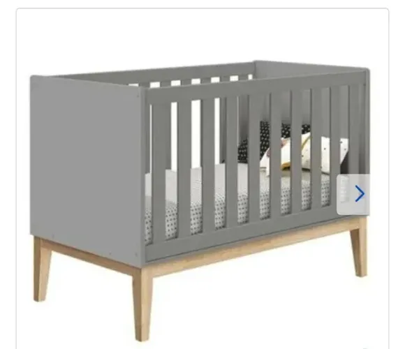 Berço - Mini Cama com trocador móvel cinza e pés de madeira.