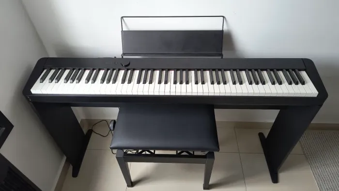 Piano digital (Privia-S1000) + suporte + banqueta