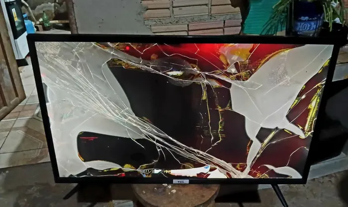 TV TCL 32 Tela quebrada