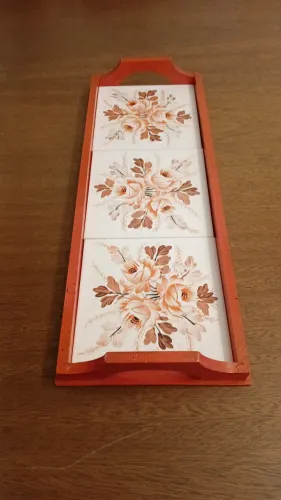 Bandeja em madeira e azulejos pintados a mão decada de 80
