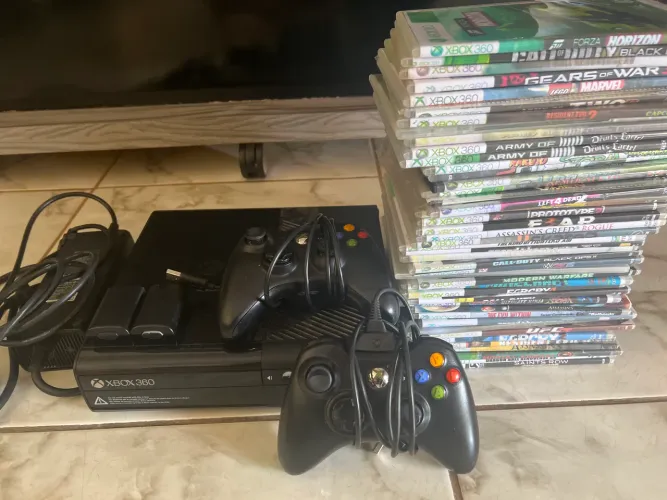 XBOX 360,dois controles e jogos inclusos