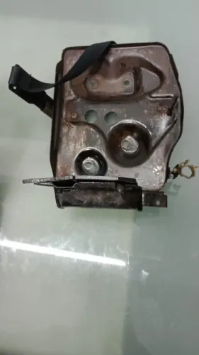 SUPORTE CAIXA DE BATERIA FIAT PALIO 1,0 FIRE 2010 ORIGINAL
