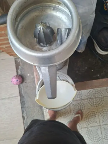 Espremedor de laranja industrial revertido em alumínio e ferro - funcionando 