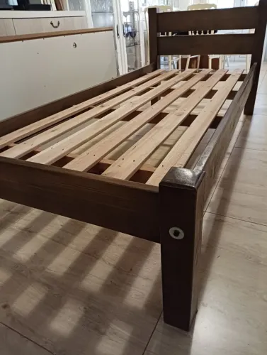 Cama de madeira solteiro