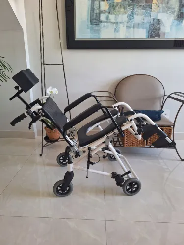 Vendo Cadeira de Banho Reclinável Ortobras H3. Usada por 3 meses. Metade do preço da loja