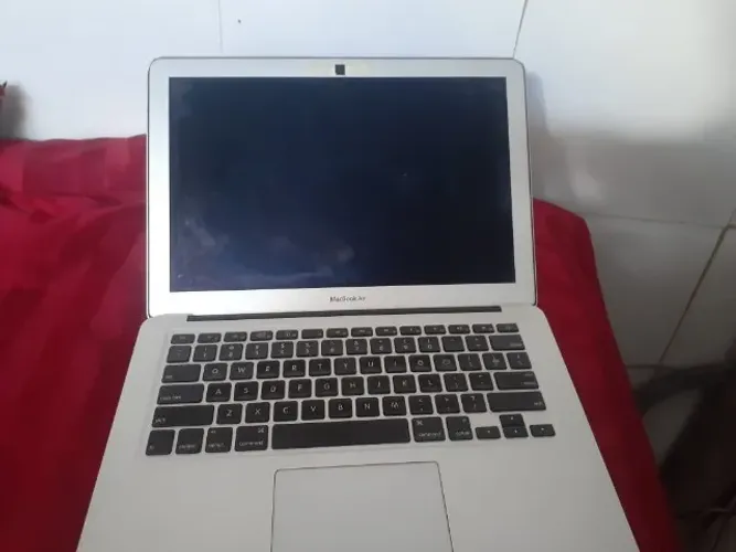 MacBook Air modelo A1369 13,3 polegadas Atenção está ligando com corrente invertiva reparo
