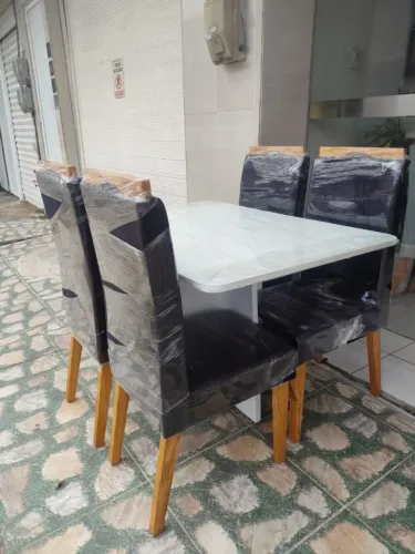 Venda de mesa e cadeiras