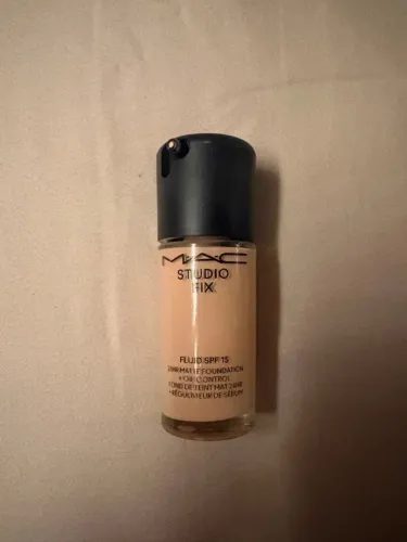 Base MAC Studio Fix Fluid NW10
