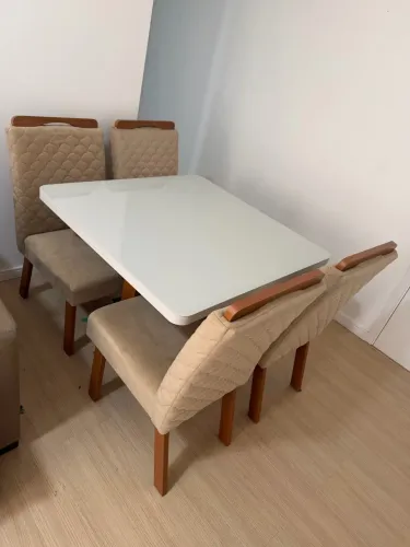 Mesa com cadeiras em estado de nova!