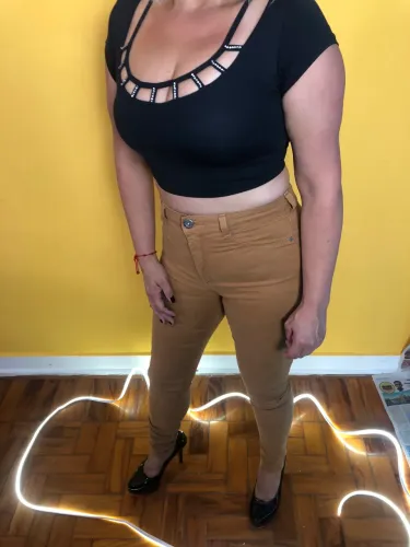Calça jeans nude e cropped com strass