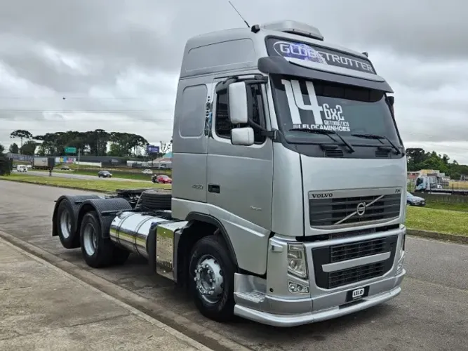 Volvo FH 460 6x2 Globetrotter Ano 2014 Teto Alto Automático Suspensão Mola - REPASSE