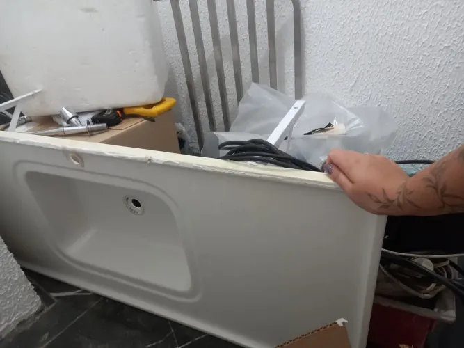 Vende-se, torneira, pia de marmorite e grades para Pcd