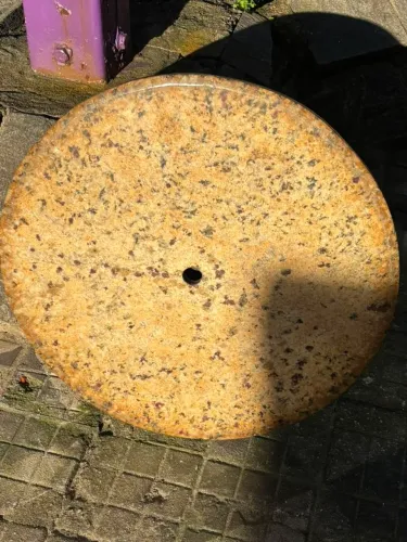 Mesas de granito e bases de ferro