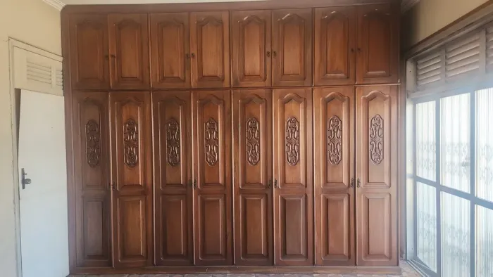 Guarda roupa em mogno