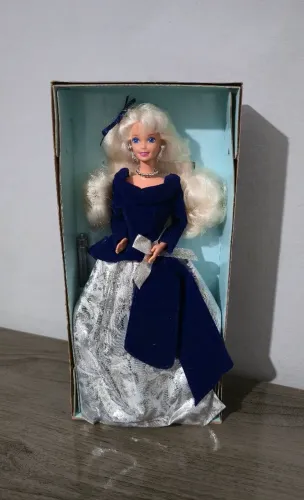 Winter Velvet Barbie - An Avon Exclusive (Mattel 1995)