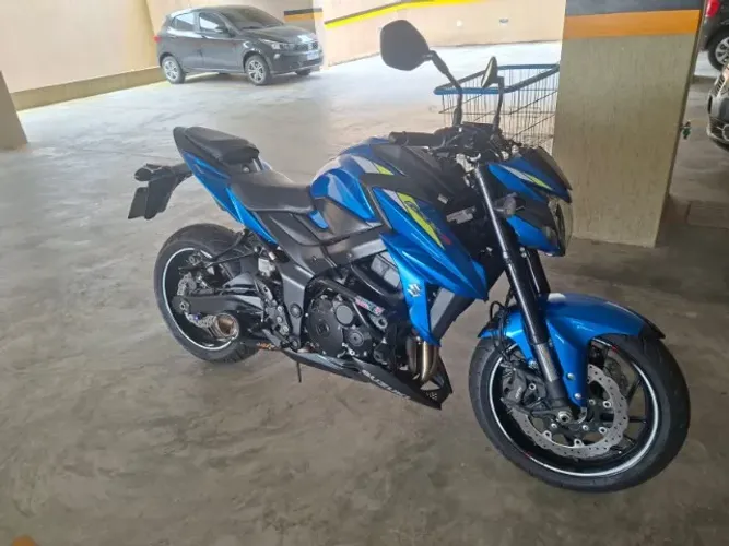 Gsxs750 em excelente estado de conservação