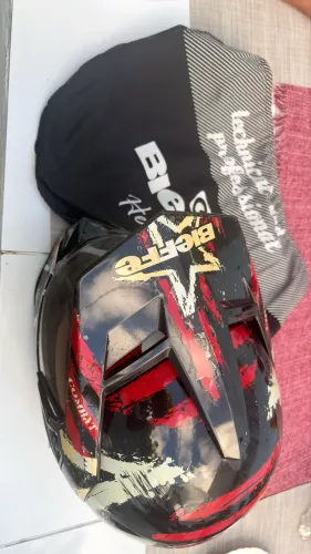 Capacete semi novo